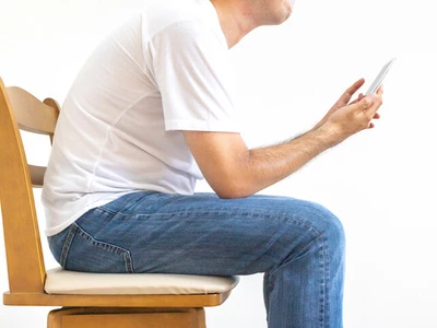 장시간 앉아서 스마트폰 보고 있다면?…허리디스크 지름길