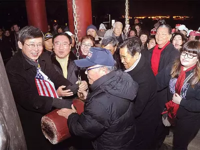 〈사진〉LA 한인,우정의 종 타종