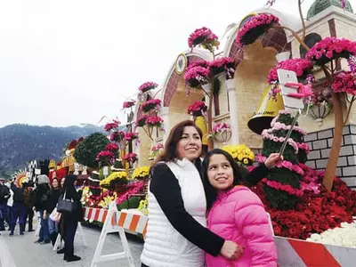 〈사진〉    로즈퍼레이드 꽃차 구경