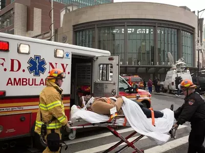 〈사진〉뉴욕 출근열차 탈선...100여명 부상