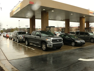 〈사진〉개스스테이션에 차량들 '꽉 채워둬야지'