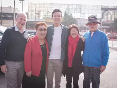 〈위탁아와 19년만에 감격의 재회〉"이렇게 건장한 청년으로 자랐다니…"