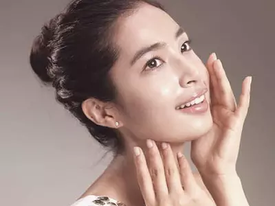 ● 주름살 예방하려면...   자외선 차단제 바르고 보습 크림 꾸준히 사용을