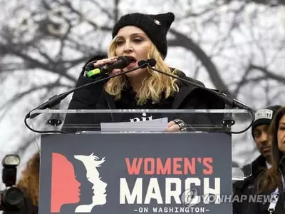 마돈나,욕설 섞어 '폭압의 새시대' 비난