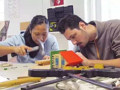 "고장 난 물건 버리지 말고 고쳐 쓰자"  '수선 카페' 운동 전 세계 확산