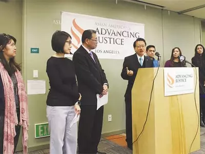 "이민단속,영장 보기 전에 문 열어주지말 것"