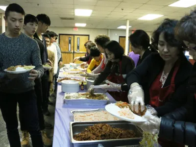 〈사진〉유학생에게 '엄마의 정' 선물