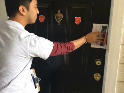 〈사진〉도라빌서 이민단속 대응 유인물 배포