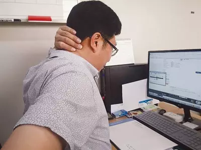 무거운 가방 피하고 엎드려 자는 습관 바꿔야