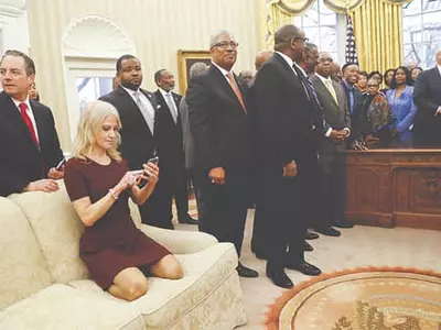 〈사진〉‘예의’ 논란 부른 콘웨이 백악관 고문