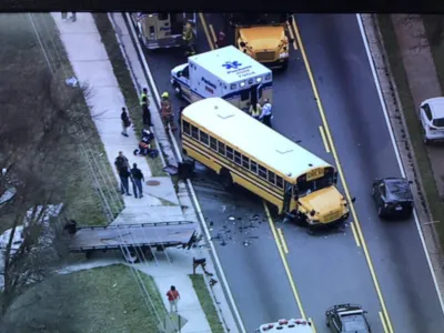 〈사진〉하교길 스쿨버스 추돌...6명 부상