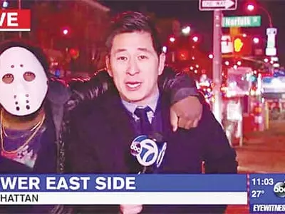 한인기자 생방송 도중 습격 당해