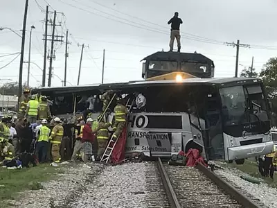 〈사진〉빌록시 열차·버스 충돌...4명 사망·35명 부상