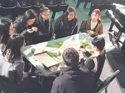 〈사진〉 팰팍 고교,한국 문화 체험 수업