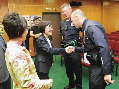 밤거리 혼자 걷는 여성...소매치기 조심