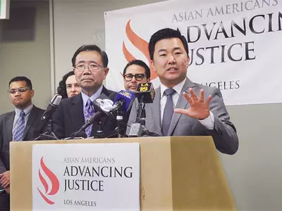 “체류신분 안 밝힐 권리 활용하세요”