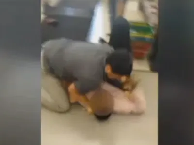 물건 훔치려던 여성고객 때린 한인업주 '파문'