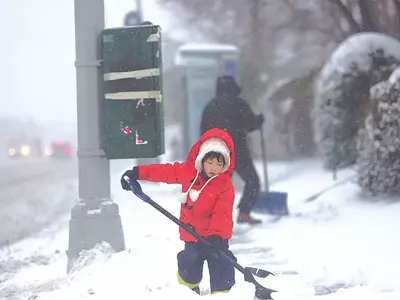 〈사진〉매머드급 눈폭풍에 고사리 손도 '영차'