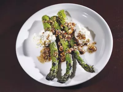 아스파라거스-살짝 구워서 소금·후추 살살~ 봄내음‘물씬’