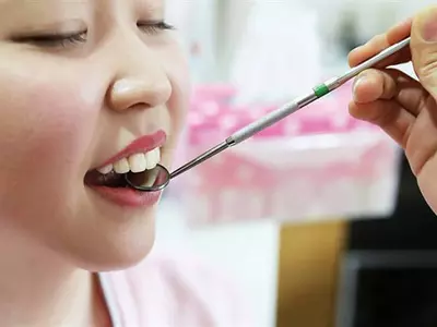 이~ 잇몸 색깔을 보세요... 분홍색인가요?