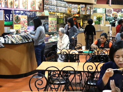 〈사진〉H마트 푸드코트 '반값 할인' 시작