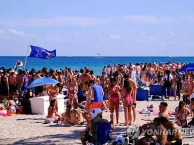 인파 몰리는 플로리다 해변…코로나 급증 우려
