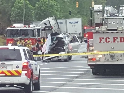 〈사진〉 SUV-트레일러 추돌...4명 사망