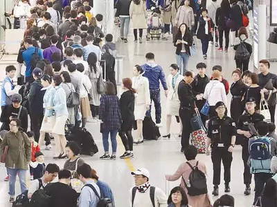 〈사진〉인천공항 출국인파 벌써 ‘북적’