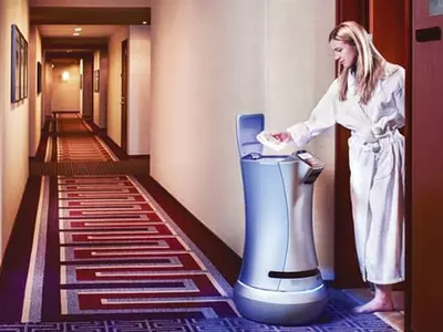 “딩동~ 물건 왔어요”호텔서 주문하면 로봇이 서비스