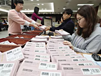 〈사진〉재외국민투표 우편물 한국 도착