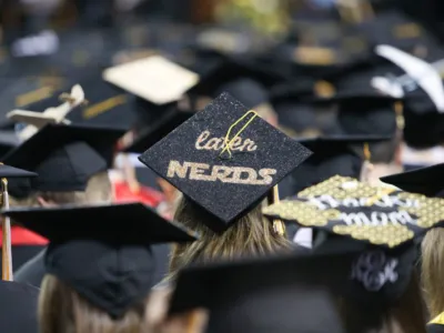 주말부터 대학가 졸업식 시작