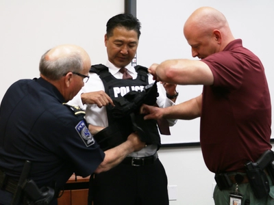 〈사진〉 스와니 경찰, 한인이 후원한 보호장비 시연회