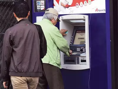 은행 ATM서 '스키머'〈카드정보 복제장치〉주의하세요