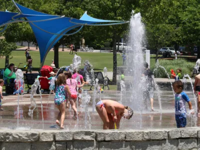 〈사진〉피크닉 겸 피서 '시청앞 분수' 인기