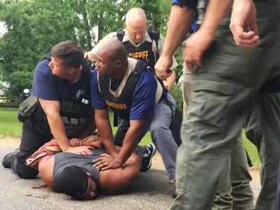 전처와 싸운뒤 동네 돌며 총기난사...8명 사망