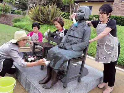 〈사진〉재미어머니봉사회 소녀상 청소