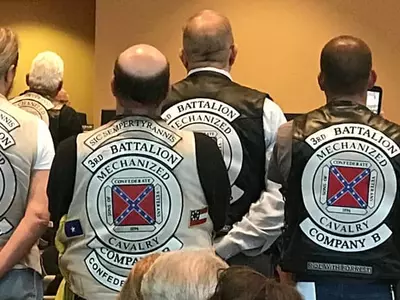 박물관 남부군기 게양 놓고 흑백갈등 조짐