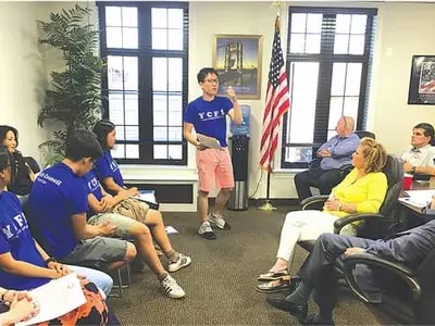 〈사진〉‘위안부 기림비’ 설명하는 포트리 한인학생들