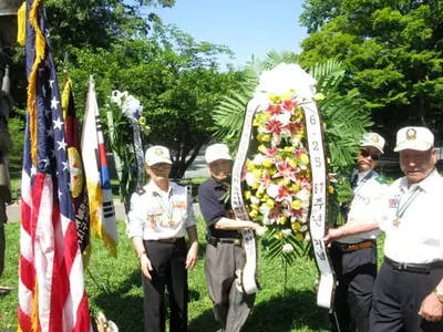 〈사진〉뉴욕, 6·25참전 참전용사비 헌화