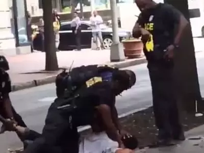 흑인용의자 구타 애틀랜타 경찰 직무정지