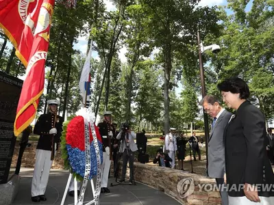 〈사진〉 미국 도착 문 대통령, 장진호 기념비 헌화