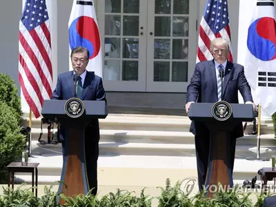 〈사진〉백악관 앞뜰에 함께 선 한미 정상