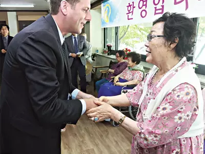 나눔의집 찾은 브라운스타인〈뉴욕주 하원의원〉 “위안부 합의 적절치 않다”