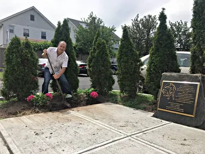 위안부 기림비에 화단 꾸미는 미국인