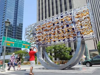 〈사진〉 LA '자유의 조각상' 설치