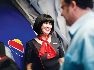 승무원 유니폼 바꾸기 이렇게 어려울 줄이야…