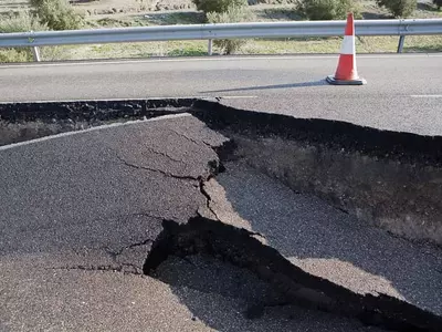 〈사진〉 잔스크릭서 싱크홀...도로 폐쇄