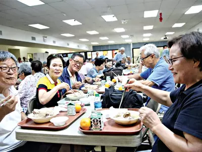 〈사진〉초복, 어르신들에 삼계탕 대접