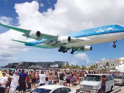 〈사진〉스릴 즐기려다 엔진 바람에 참변