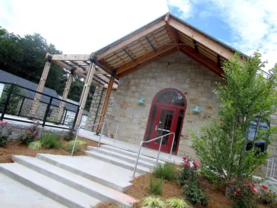 70년된 둘루스 교회건물, 돌고돌아 식당 변신